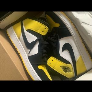 Air Jordan 1 Mid ‘yellow toe’